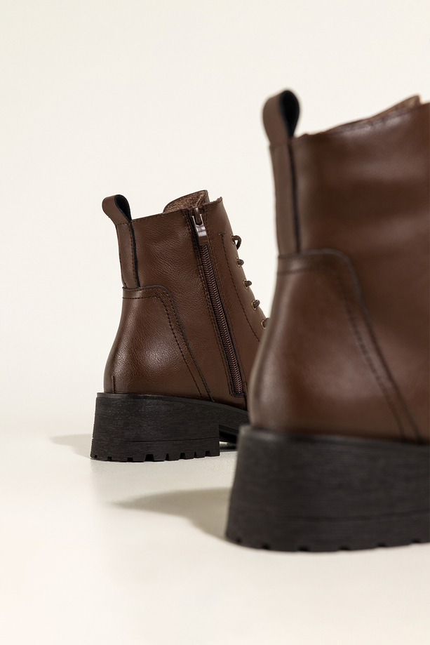 Ciemnobrązowe botki skórzane damskie Sergio Leone na bieżnikowanej platformie ozdobne przeszycia na cholewce sznurowane GI295-H