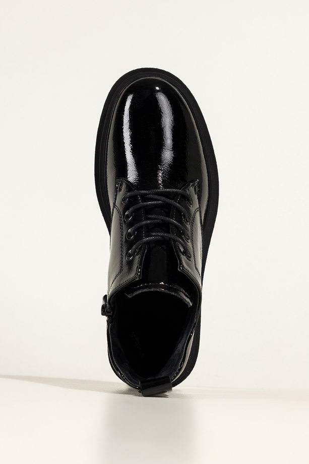 Czarne botki skórzane damskie lakierowane Sergio Leone na bieżnikowanej platformie wycięta cholewka sznurowane YG74242-H