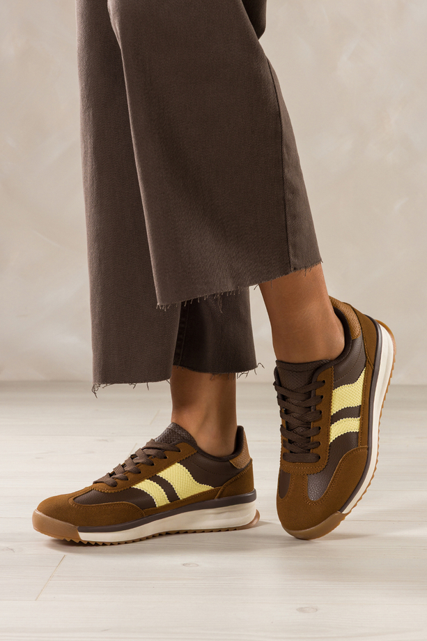 Camelowe sneakersy damskie buty sportowe na żłobionej podeszwie sznurowane beżowe wstawki Carla U76-692