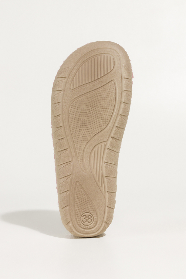 Różowe kapcie damskie Inblu obuwie domowe z materiału typu baranek ozdobione sercami VG999966