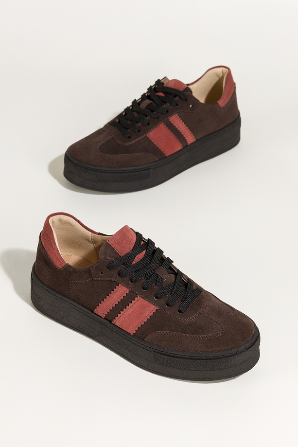 Czekoladowe sneakersy skórzane damskie buty sportowe na platformie z rudymi wstawkami sznurowane PRODUKT POLSKI Casu M8707