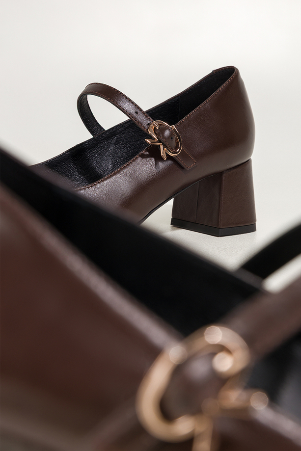 Czekoladowe czółenka skórzane damskie Mary Jane z paskiem na niskim klocku lakierowany nosek PRODUKT POLSKI Casu 7153-329-704