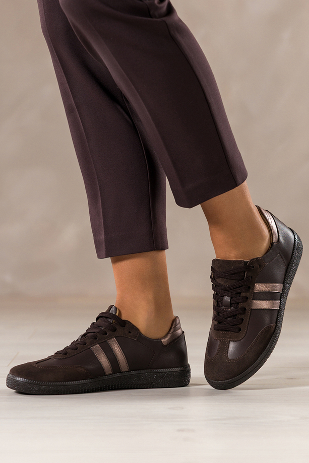 Czekoladowe sneakersy skórzane damskie buty sportowe na elastycznej podeszwie miedziane wstawki sznurowane PRODUKT POLSKI Casu M8931