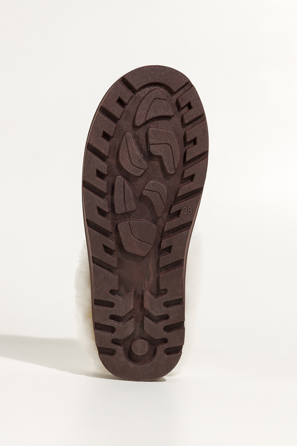 Czekoladowe kapcie damskie z futerkiem na bieżnikowanej platformie ozdobne przeszycia sznurówka Casu 0944