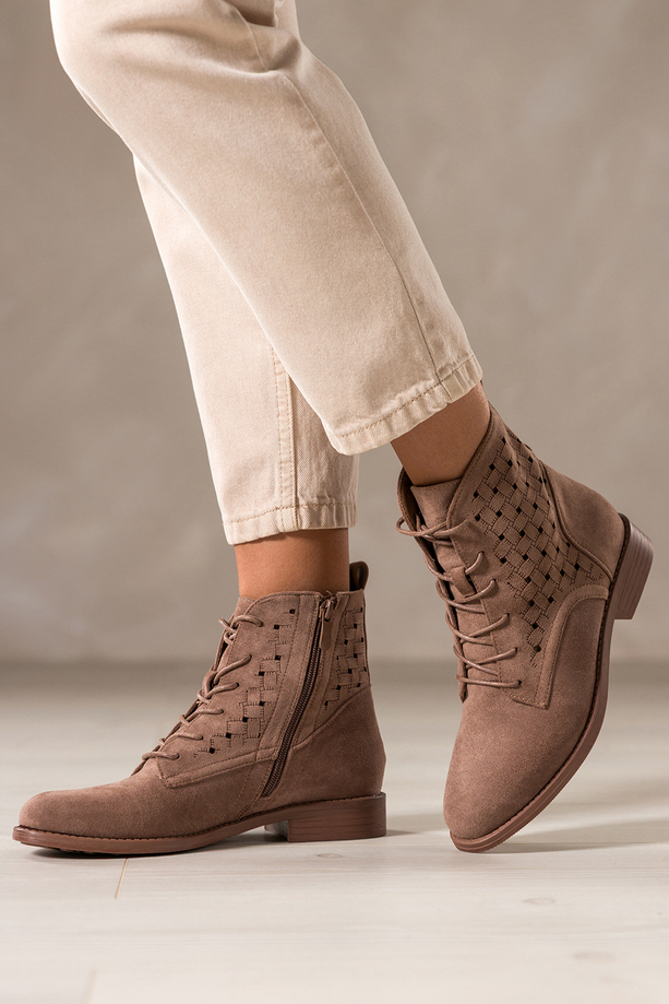 Brązowe botki damskie płaskie ażurowa cholewka sznurowane Carla S7474-6