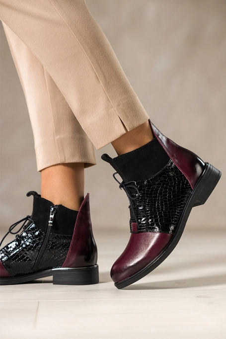 Bordowe botki skórzane damskie płaskie wstawki lakierowane z wzorem wężowym sznurowane PRODUKT POLSKI Casu 39476