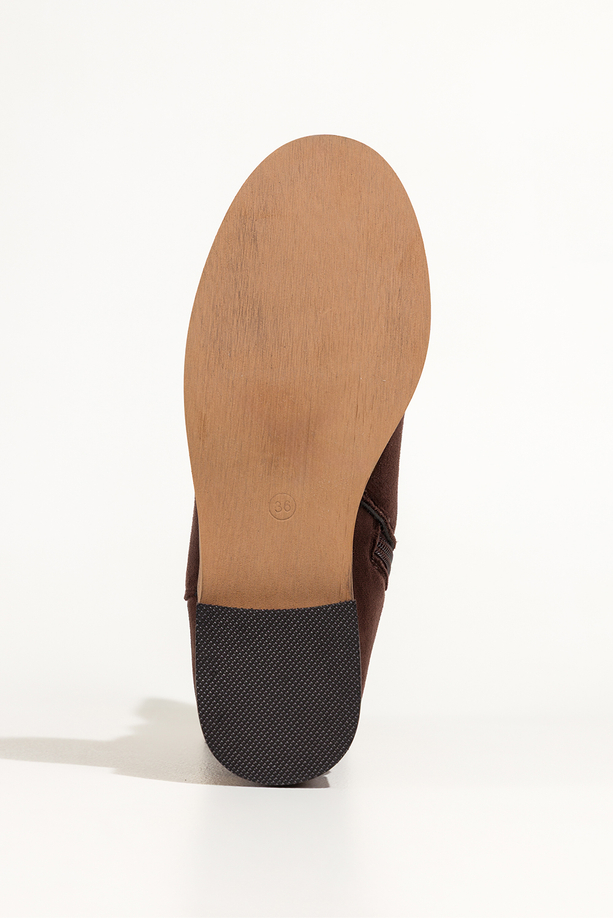 Czekoladowe kozaki damskie z ażurową cholewką Carla MH403K