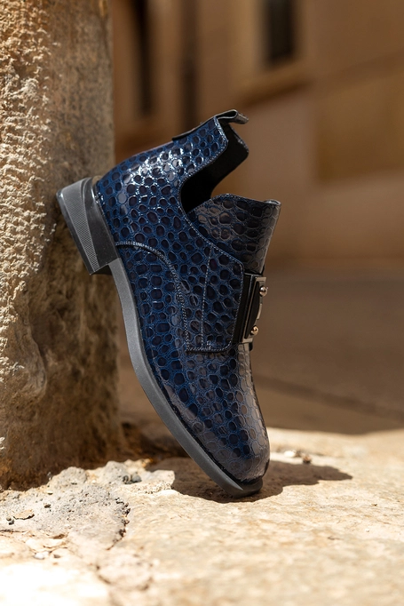 Granatowe botki lakierowane damskie na ozdobnym klocku guma z ozdobą krokodyli wzór Casu BC24X5-N