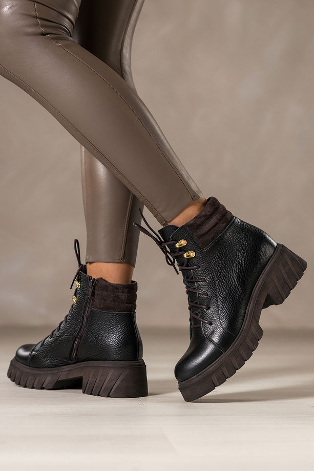 Czarne botki skórzane damskie na bieżnikowanej czekoladowej podeszwie sznurowane PRODUKT POLSKI Casu 8097