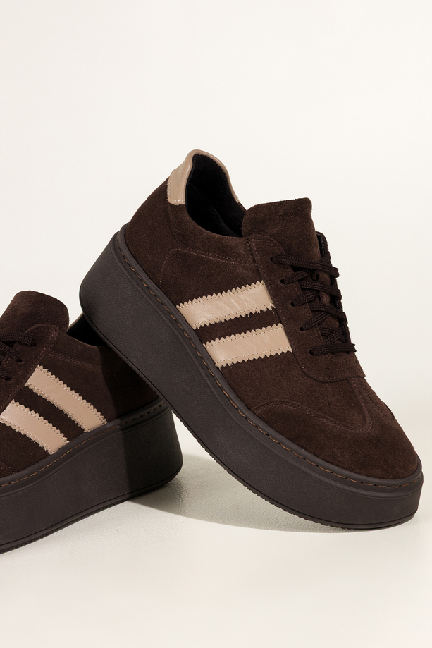 Czekoladowe sneakersy skórzane damskie buty sportowe na platformie beżowe wstawki sznurowane PRODUKT POLSKI Casu 5967