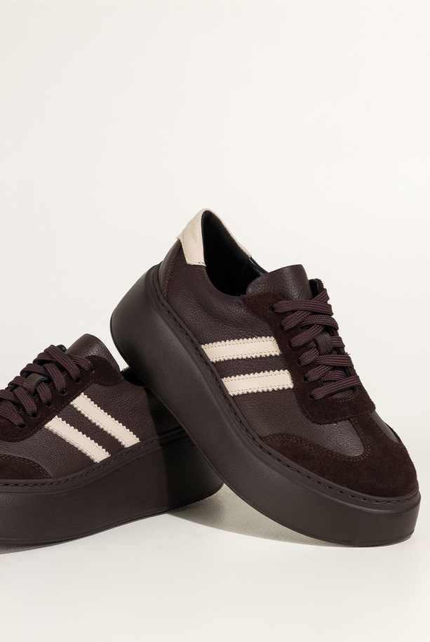 Czekoladowe sneakersy skórzane damskie buty sportowe na platformie beżowe wstawki sznurowane PRODUKT POLSKI Casu 7987