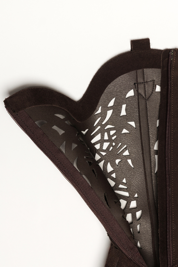 Czekoladowe kozaki skórzane damskie kowbojki ażurowe na ściętym klocku wycięta cholewka  PRODUKT POLSKI Casu 6679