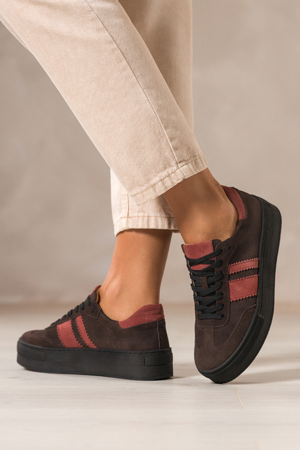 Czekoladowe sneakersy skórzane damskie buty sportowe na platformie z rudymi wstawkami sznurowane PRODUKT POLSKI Casu M8707