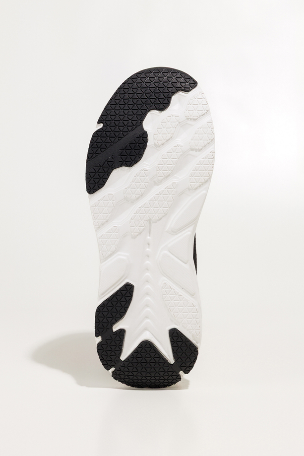 Czarne sneakersy damskie buty sportowe z perforacją na białej żłobionej platformie różowe wstawki sznurowane Carla QP-0618-4
