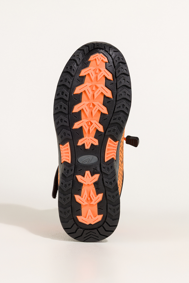 Pomarańczowe buty trekkingowe damskie na bieżnikowanej podeszwie z regulowaną elastyczną sznurówką czarne wstawki softshell Casu 7689-4D