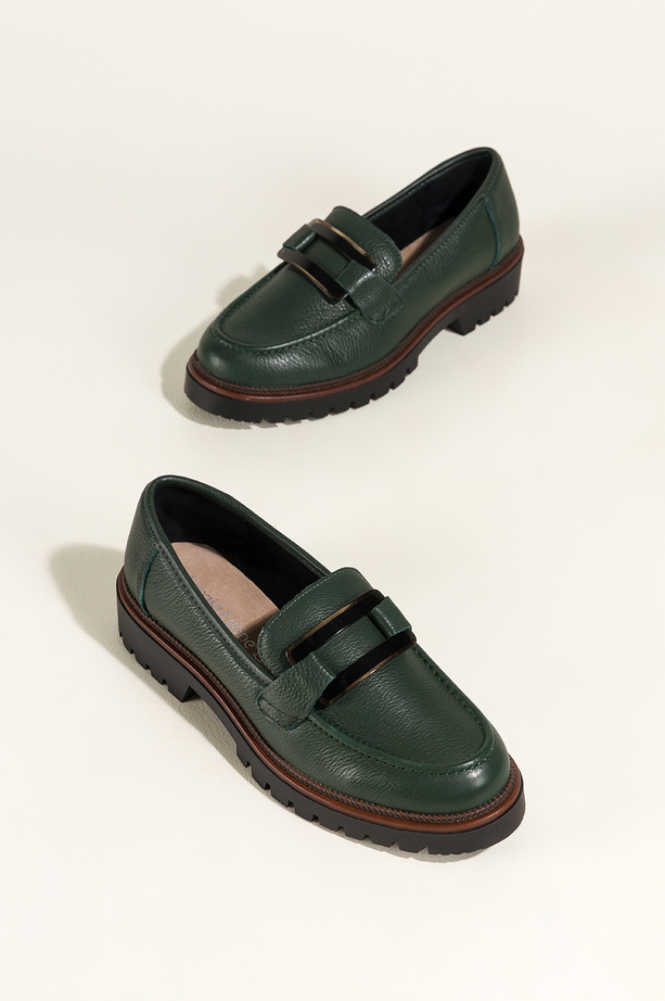 Zielone mokasyny skórzane damskie Sergio Leone na bieżnikowanej podeszwie czarna ozdoba na cholewce NP74833-H