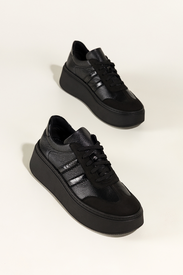 Czarne sneakersy skórzane damskie buty sportowe na platformie lakierowane wstawki sznurowane PRODUKT POLSKI Casu 5967