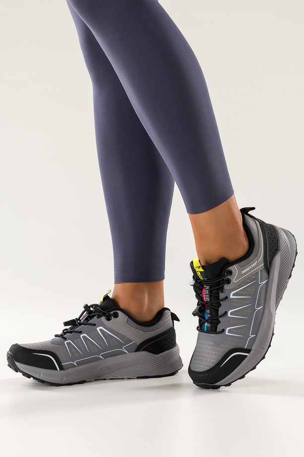 Szare buty sportowe trekkingowe damskie na bieżnikowanej podeszwie z regulowaną elastyczną sznurówką czarne wstawki Casu 7494-7D