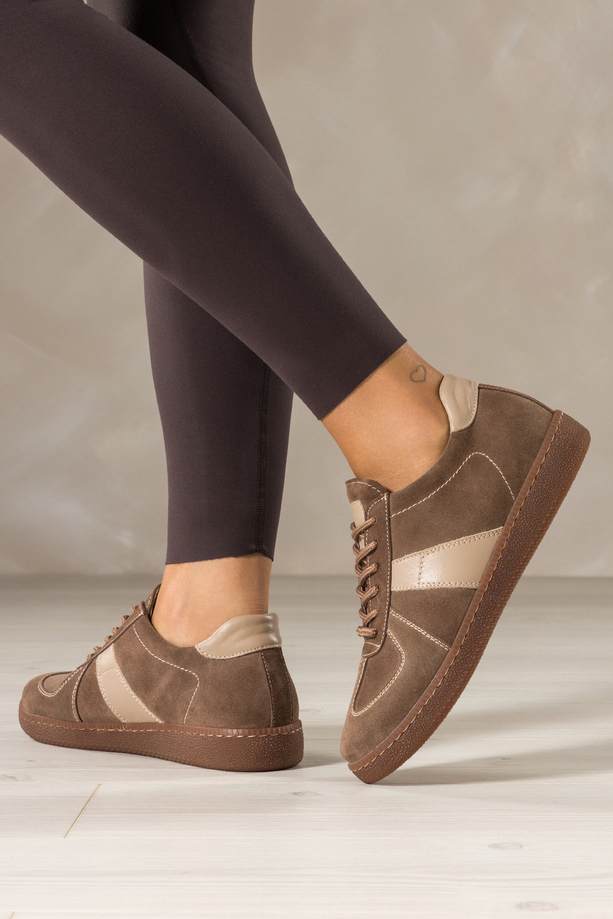 Brązowe sneakersy skórzane damskie buty sportowe na elastycznej podeszwie z beżowymi wstawkami sznurowane PRODUKT POLSKI Casu 7119-498-714