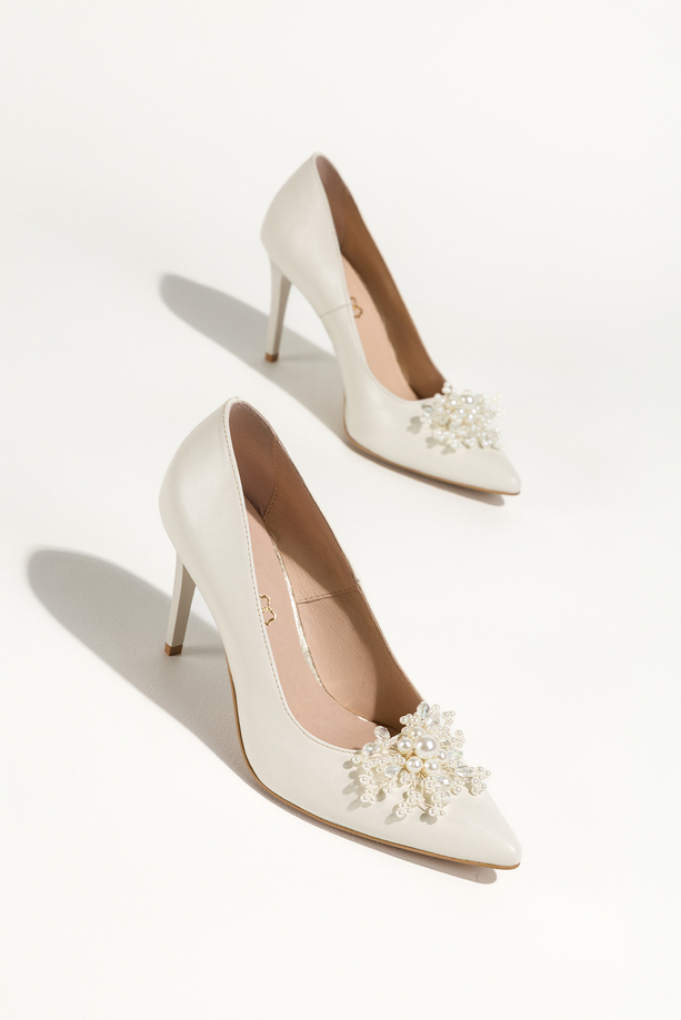 Szpilki ecru skórzane damskie ozdoba z perełek i koralików PRODUKT POLSKI Casu 6935-Z95