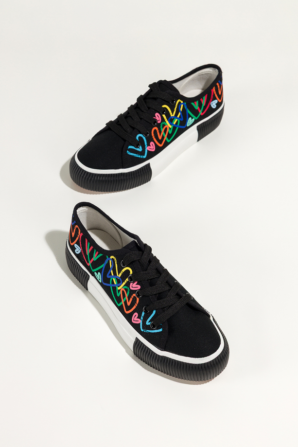 Czarne trampki damskie sneakersy z kolorowymi sercami na platformie sznurowane Carla QY853