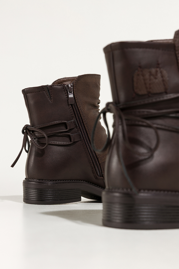 Czekoladowe botki damskie niski szeroki obcas marszczona cholewka z ozdobnym wiązaniem Casu 72414-7