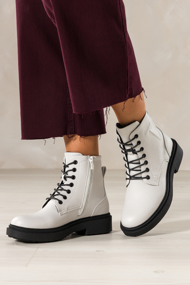 Białe botki skórzane damskie Sergio Leone na czarnej żłobionej platformie ozdobne przeszycia na cholewce sznurowane YG74751-H