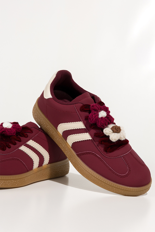 Bordowe sneakersy damskie buty sportowe na platformie welurowe sznurówki z odpinanymi kwiatami beżowe wstawki Carla X6087
