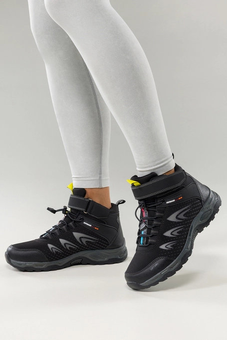 Czarne buty trekkingowe damskie na bieżnikowanej podeszwie z regulowaną elastyczną sznurówką szare wstawki softshell Casu 2310-1W