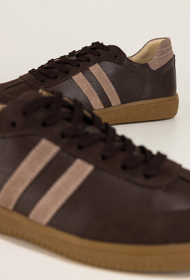 Czekoladowe sneakersy skórzane damskie buty sportowe na elastycznej podeszwie beżowe wstawki sznurowane PRODUKT POLSKI Casu M8931