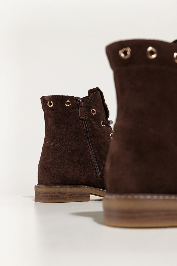 Czekoladowe botki damskie skórzane płaska podeszwa z przeszyciami złota ozdoba na języku nity sznurowane Carla B194-7