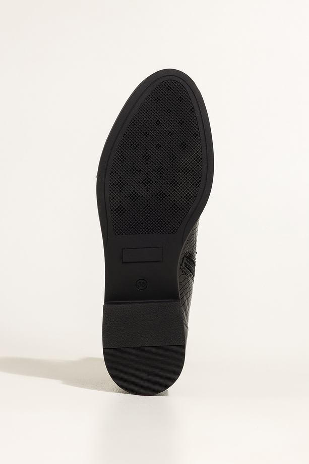 Czarne botki skórzane damskie płaskie wstawki lakierowane z wzorem wężowym sznurowane PRODUKT POLSKI Casu 39476