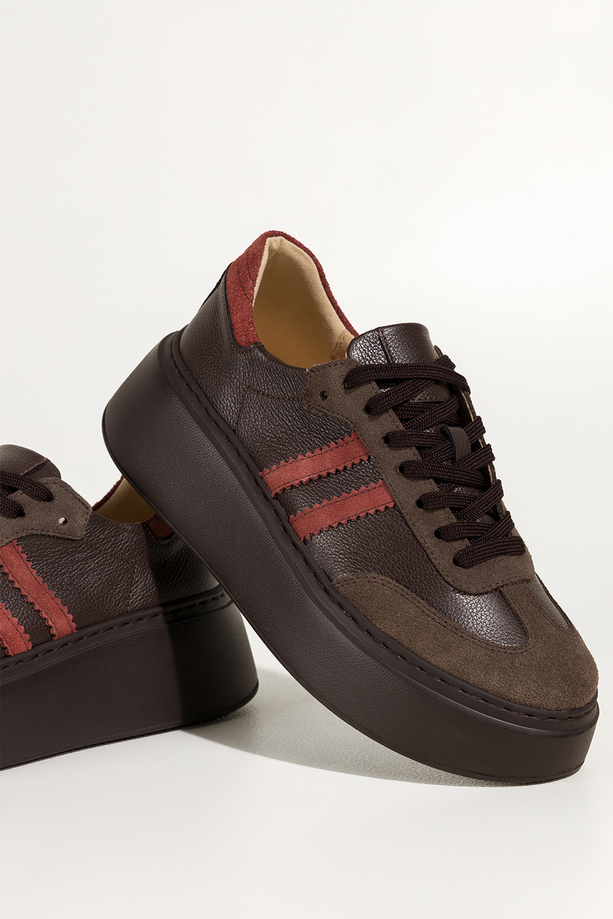 Czekoladowe sneakersy skórzane damskie buty sportowe na platformie z rudymi wstawkami sznurowane PRODUKT POLSKI Casu M8931H89