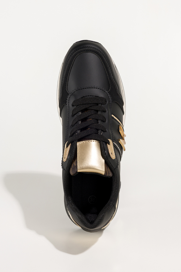 Czarne sneakersy damskie buty sportowe na żłobionej platformie sznurowane złota ozdoba Casu DD769