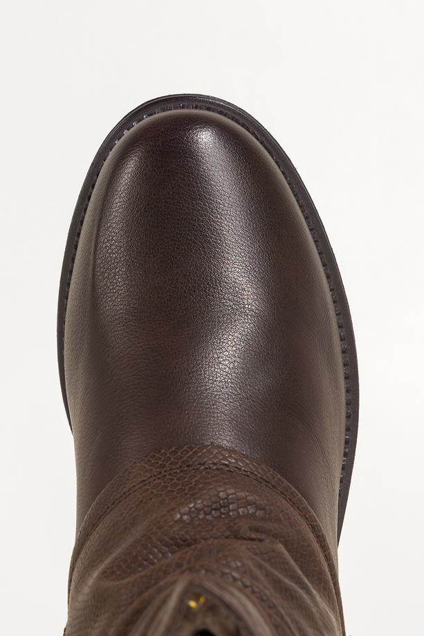 Czekoladowe botki damskie niski szeroki obcas marszczona cholewka z ozdobnym wiązaniem Casu 72414-7