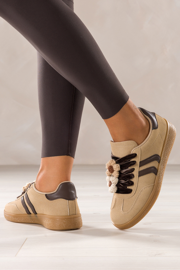 Beżowe sneakersy damskie buty sportowe na platformie welurowe sznurówki z odpinanymi kwiatami brązowe wstawki Carla X6087