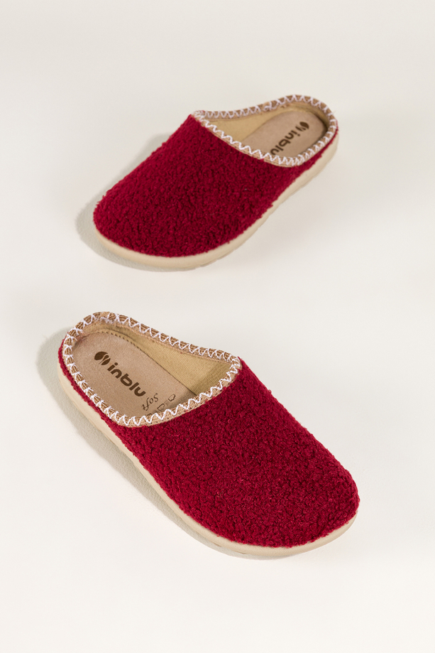 Bordowe kapcie damskie Inblu obuwie domowe z materiału typu baranek z ozdobną lamówką wkładka soft VG969299