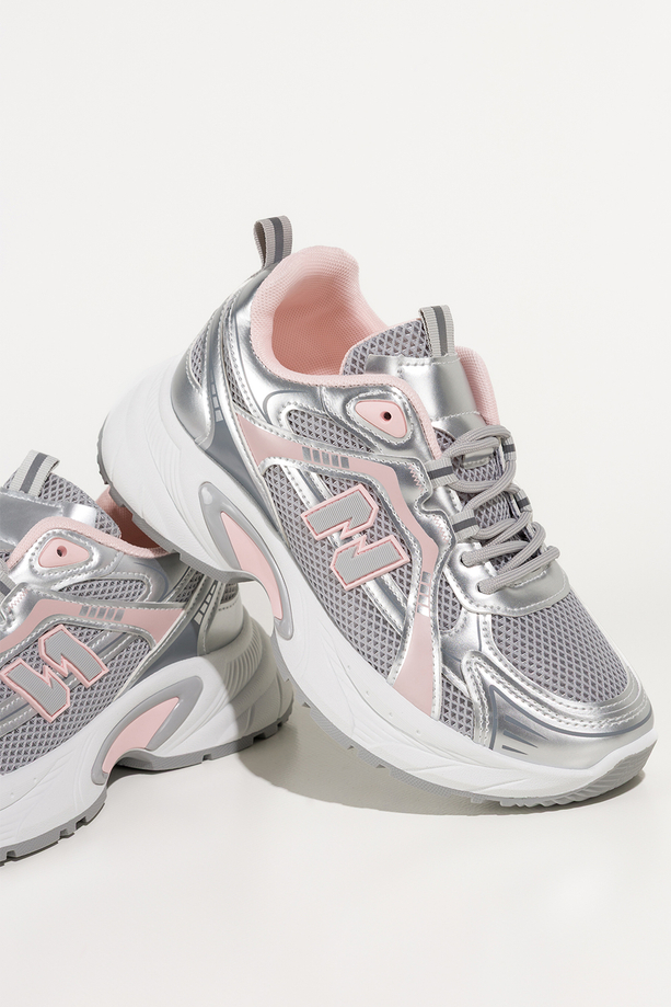 Srebrne sneakersy damskie buty sportowe z perforacją na białej bieżnikowanej platformie szare i różowe wstawki sznurowane Casu BB-853