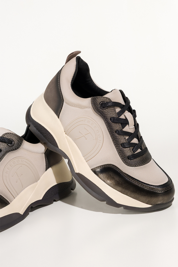Szare sneakersy damskie buty sportowe na koturnie ze żłobieniami czarne wstawki sznurowane Carla 4982
