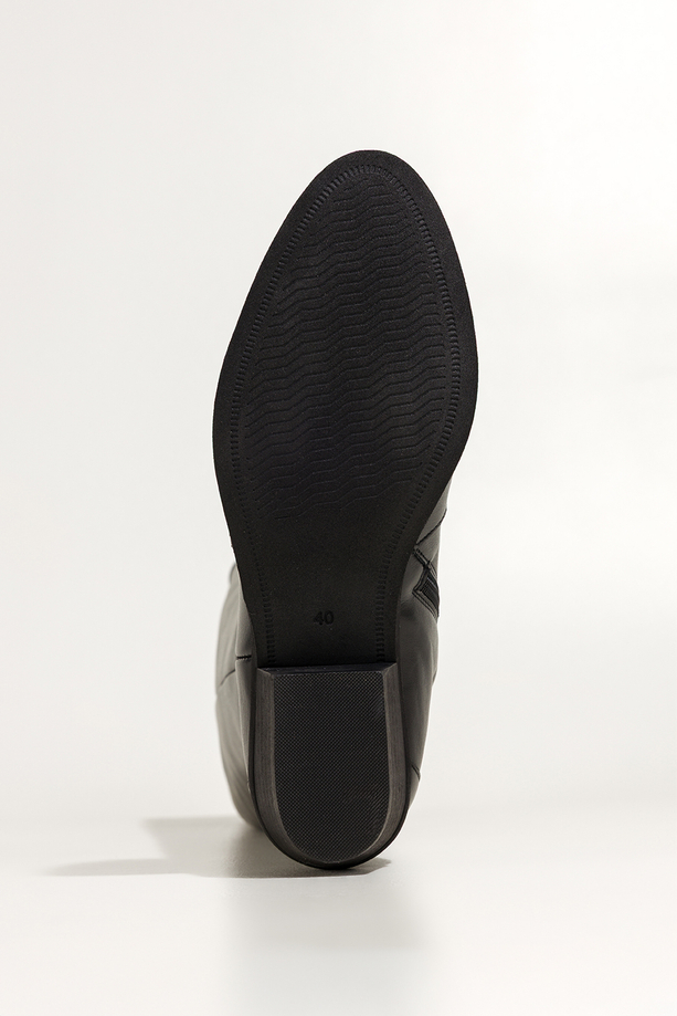 Czarne kozaki skórzane damskie kowbojki na ściętym klocku wycięta cholewka z ozdobnymi paskami PRODUKT POLSKI Casu 7000-899