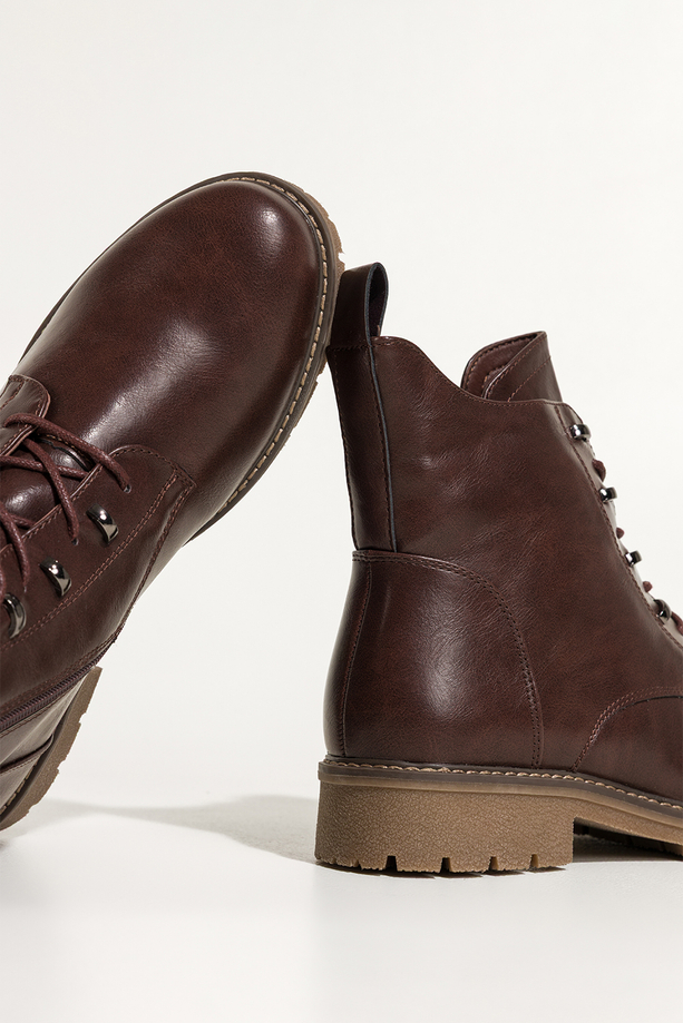 Czekoladowe botki damskie z ozdobami na niskim bieżnikowanym obcasie sznurowane Casu QO2489-6