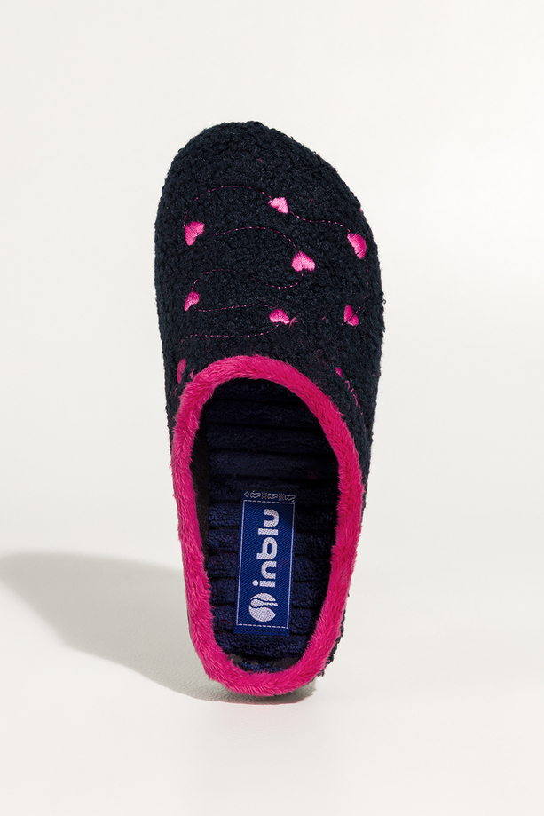 Granatowe kapcie damskie Inblu obuwie domowe z materiału typu baranek ozdobione sercami VG999966