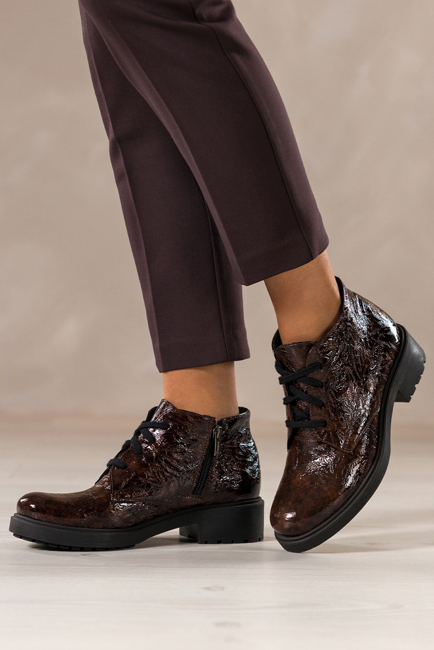 Brązowe botki skórzane damskie lakierowane z wzorem sznurowane PRODUKT POLSKI Casu 444