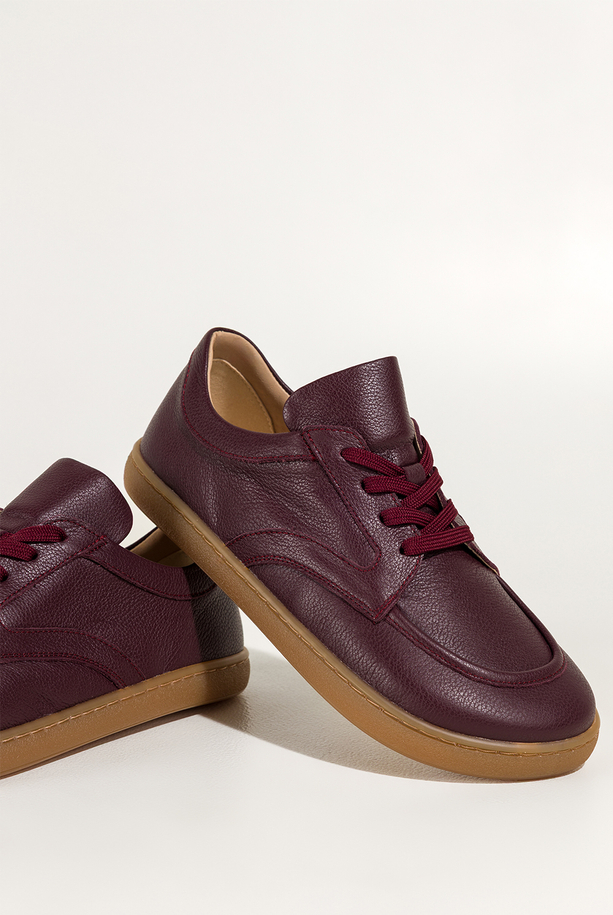 Bordowe półbuty barefoot skórzane damskie szerokie na elastycznej płaskiej podeszwie cholewka z przeszyciami bordowe sznurówki PRODUKT POLSKI Casu M8669