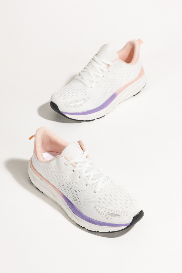 Białe sneakersy damskie buty sportowe do biegania na białej platformie ze żłobieniami łososiowe wstawki sznurowane Casu BC109