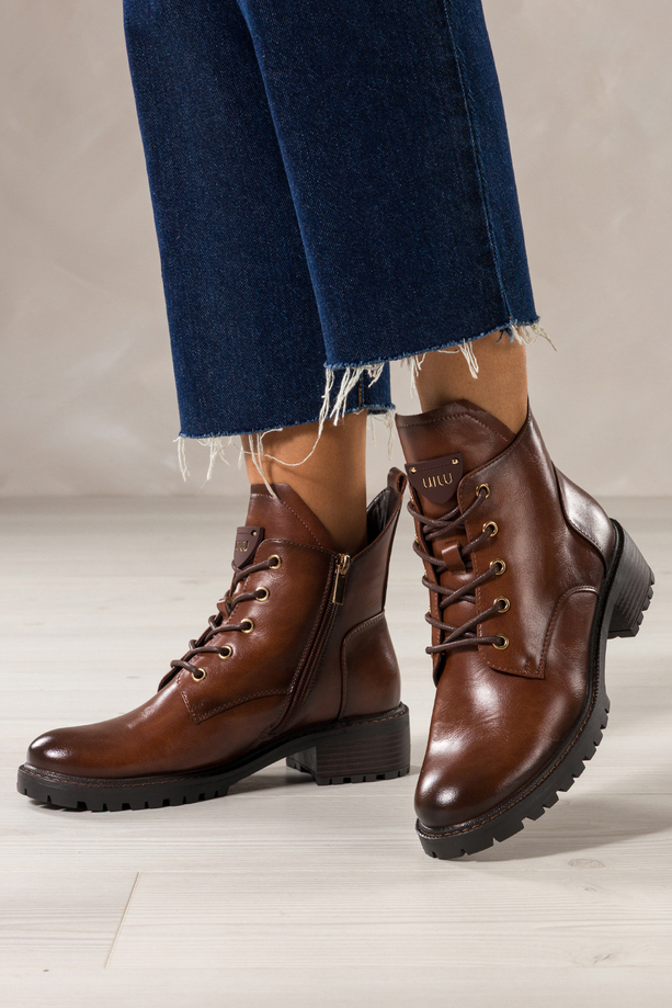 Brązowe botki damskie z wyciętą cholewką na bieżnikowanej podeszwie brązowa ozdoba na języku Casu CB340-7