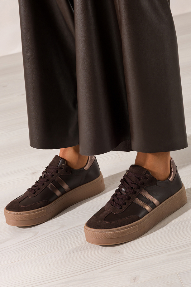 Czekoladowe sneakersy skórzane damskie buty sportowe na platformie z miedzianymi wstawkami sznurowane PRODUKT POLSKI Casu N1068S2