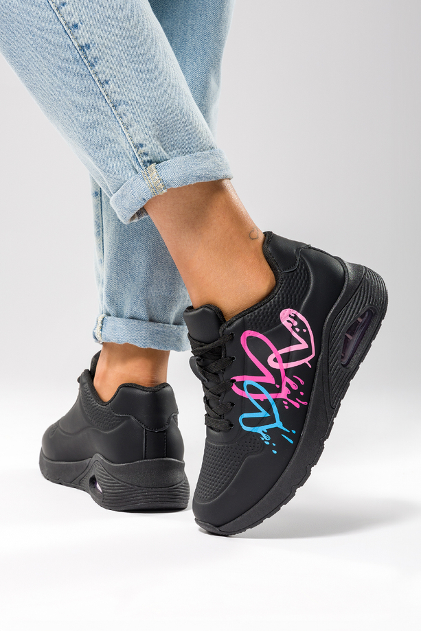 Czarne sneakersy damskie buty sportowe na koturnie sznurowane grafika z motywem serca Casu SS108-2