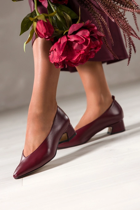 Bordowe czółenka skórzane damskie na niskim klocku wycięcie w cholewce PRODUKT POLSKI Casu 7235-771