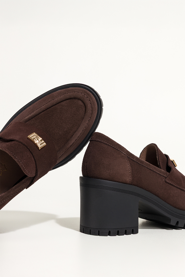 Czekoladowe mokasyny skórzane damskie na szerokim klocku bieżnikowana platforma złota ozdoba PRODUKT POLSKI Casu 79831